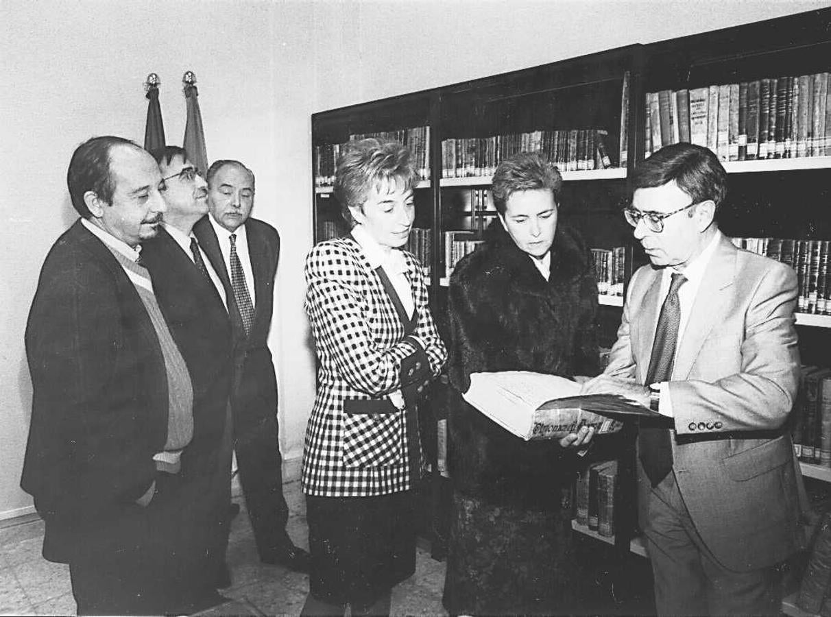 Sobrinos de Rodríguez-Moñino viendo, en 1995, los fondos que donó a Cáceres el matrimonio formado por los dos importantes bibliófilos. 