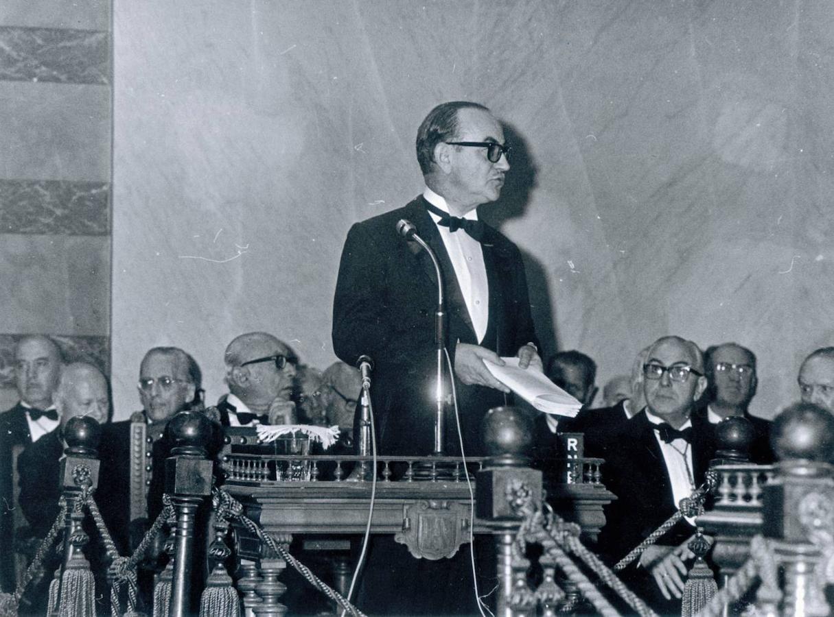 Rodríguez-Moñino leyendo, en 1968, su discurso de ingreso en la Real Academia Española de la Lengua.