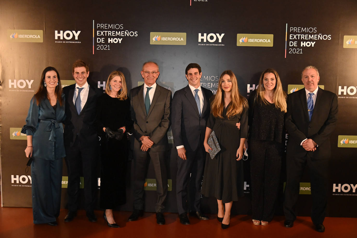 Carlos Arce junto a su familia, a su llegada a la gala de entrega de los Extremeños de HOY 2021.