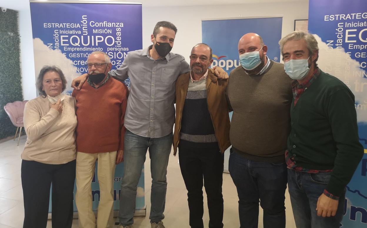 Acto de presentación de la candidatura de Paniagua (con cazadora marrón) a la Alcaldía de Alburquerque. 
