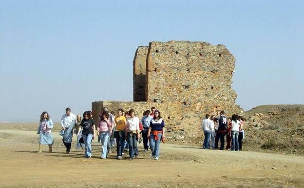 Imagen de archivo de una visita de estudiantes al campo de concentración de Castuera. 