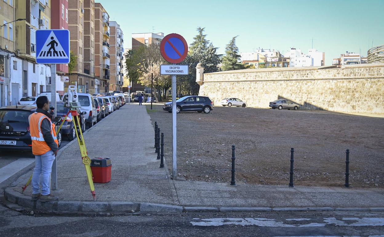 Realizando mediciones ayer para el corredor verde delante del solar cerrado a los coches. 
