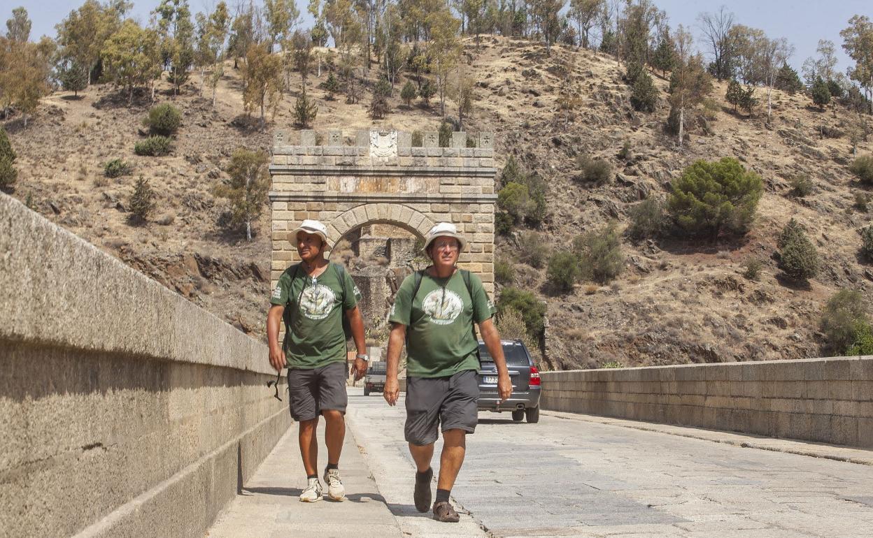 Peatones y coches cruzando el puente de Alcántara. Los camiones de más de 20 toneladas tienen prohibido pasar. 