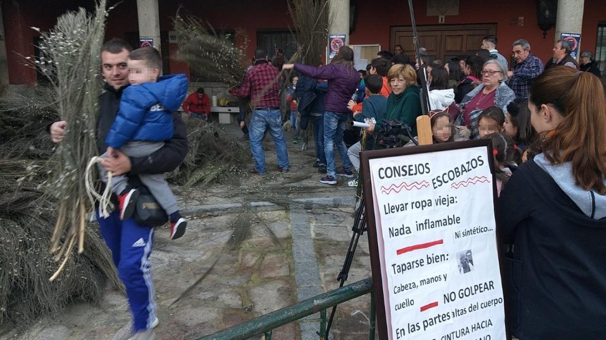 Taller de elaboración de escobones en una edición anterior. 