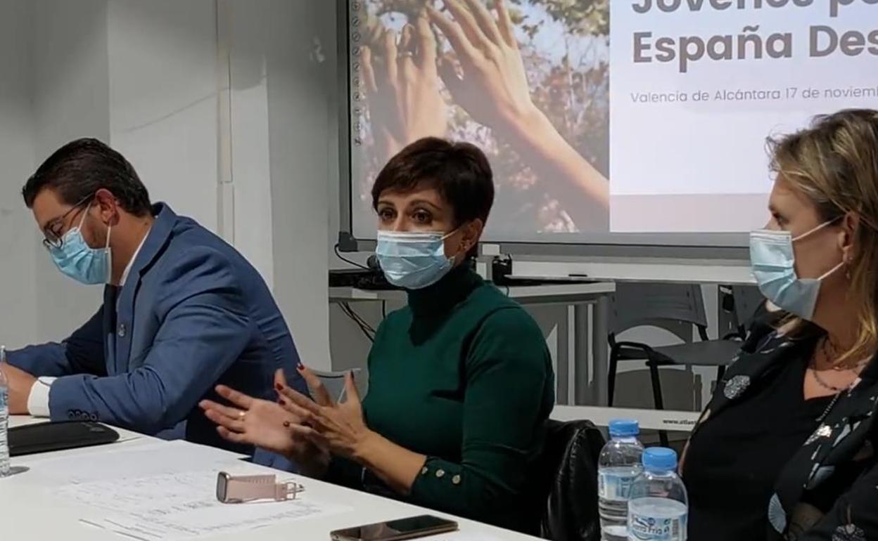 Isabel Rodríguez, en el centro de la imagen.