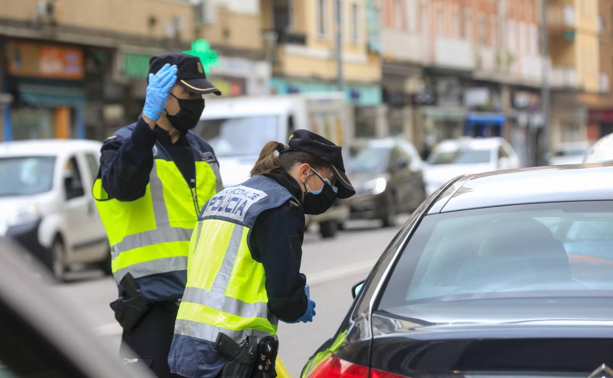 Control de la Policía Nacional durante el primer estado de alarma en la avenida Antonio Hurtado. 