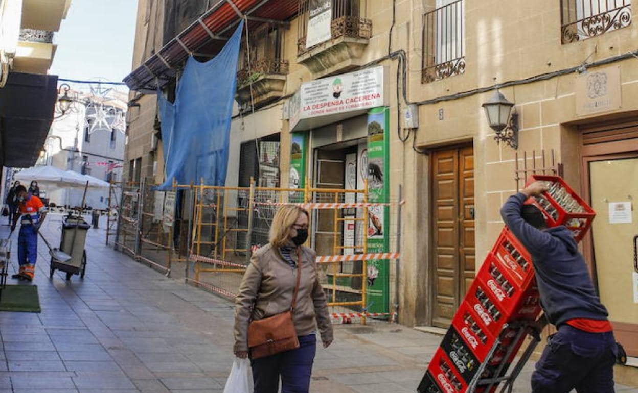 Fachada del edificio, entre andamios, que se convertirá en un nuevo establecimiento hotelero . 