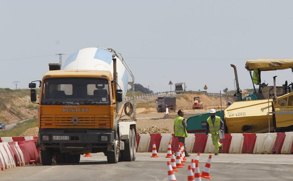 Las obras en las carreteras están entre las que más se han encarecido por el incremento del precio del petróleo. 