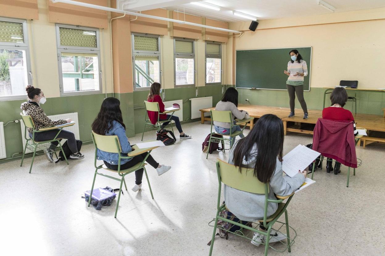 Alumnos en una clase de refuerzo en un instituto de la región en una imagen de archivo. 