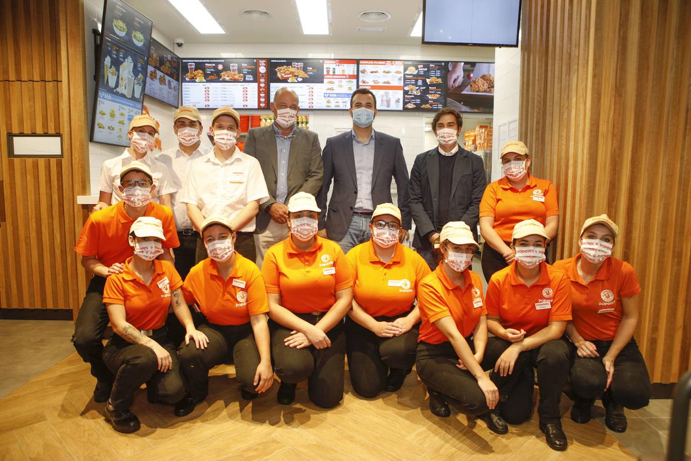 Empleados del Popeyes con el alcalde. 