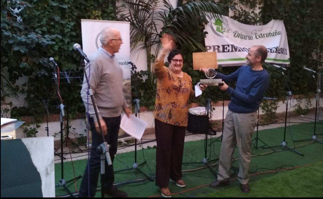 Cruz Díaz Marcos, Carmen Prieto y Daniel Gordo, en la entrega de premios. 
