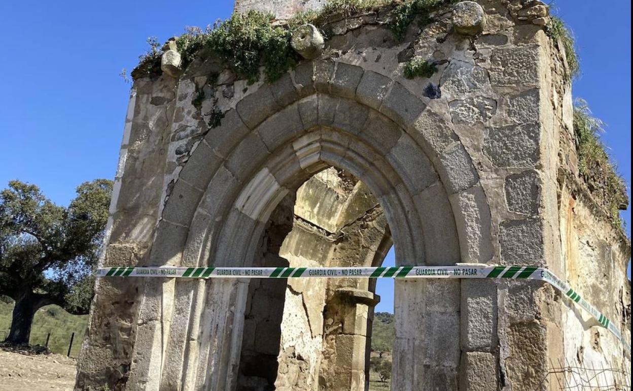 Restos de lo que queda de la ermita de Santa María de Brovales. 