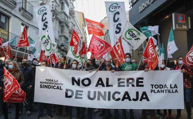 Protesta de la plantilla ante las oficinas de la extinta Liberbank.