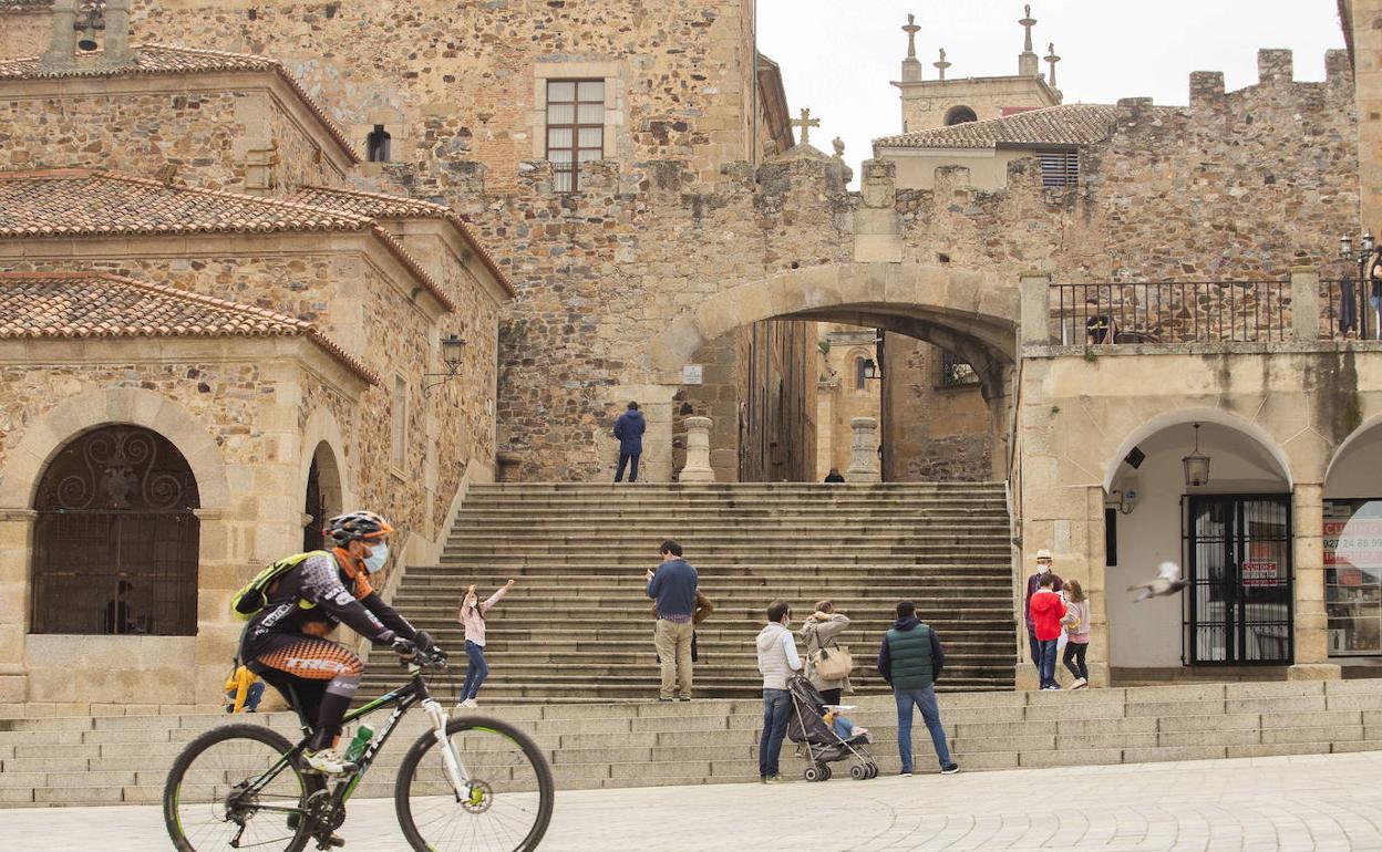 Imagen del Arco de la Estrella en la Plaza Mayor de Cáceres, la entrada principal a la Ciudad Monumental. 