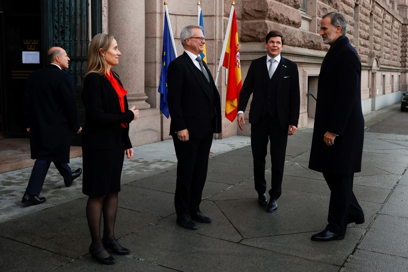El rey Felipe, junto al presidente del Parlamento sueco, Andreas Norlén, a su llegada a la Cámara sueca, en Estocolmo