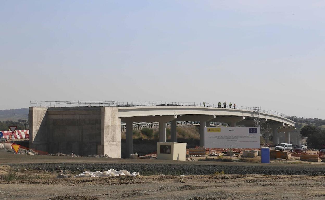 Construcción de un tramo de la plataforma de alta velocidad junto a Mérida. 