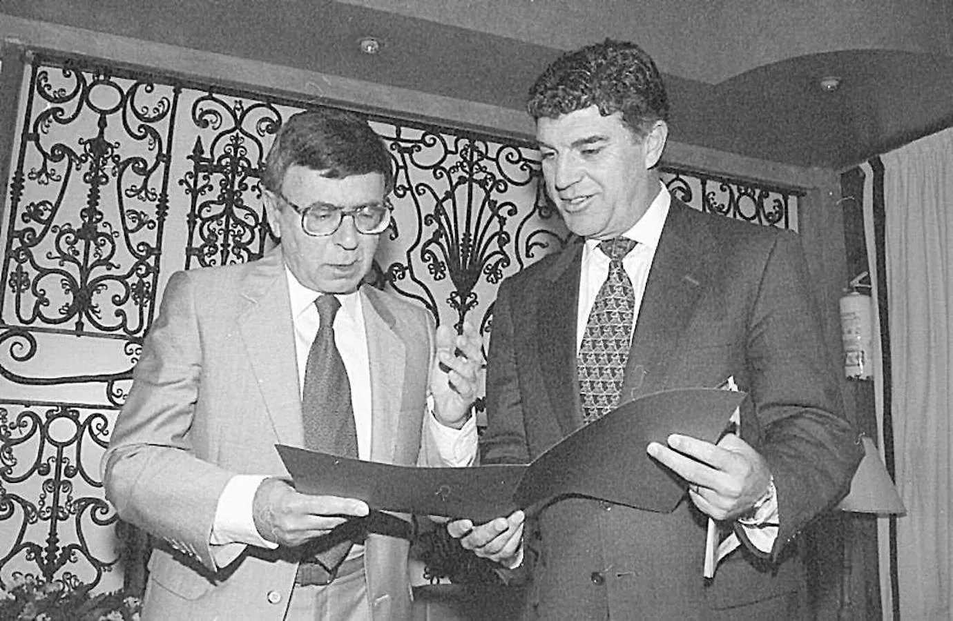 Año 1995. Rafael Rodríguez-Moñino con el bibliófilo Joaquín González Manzanares.