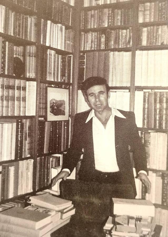 Rafael Rodríguez-Moñino en la biblioteca de sus tíos Antonio y María. (Del libro de Ricardo Hernández)