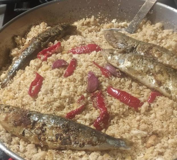 Migas con sardinas asadas.