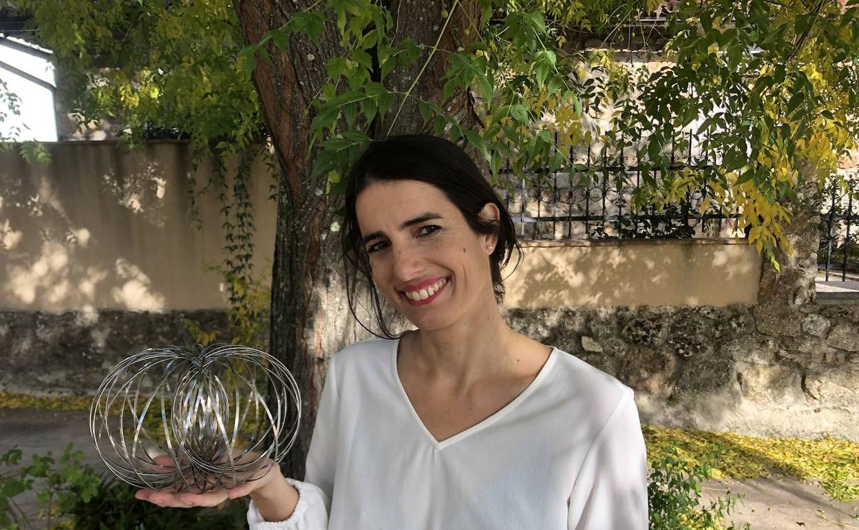 Renata Gutiérrez, en Villanueva de la Vera, sostiene la herramienta que quiere comercializar.