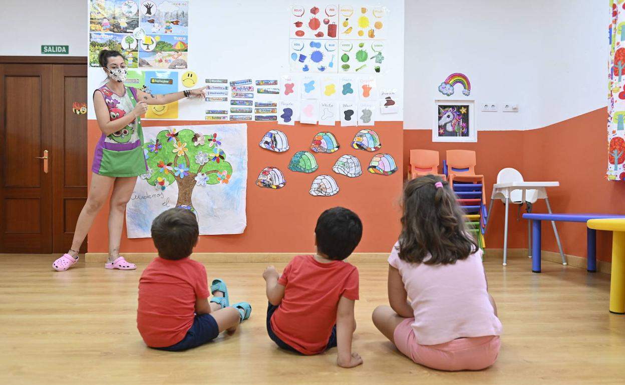 Una trabajadora de un centro infantil de Badajoz con tres pequeños. 