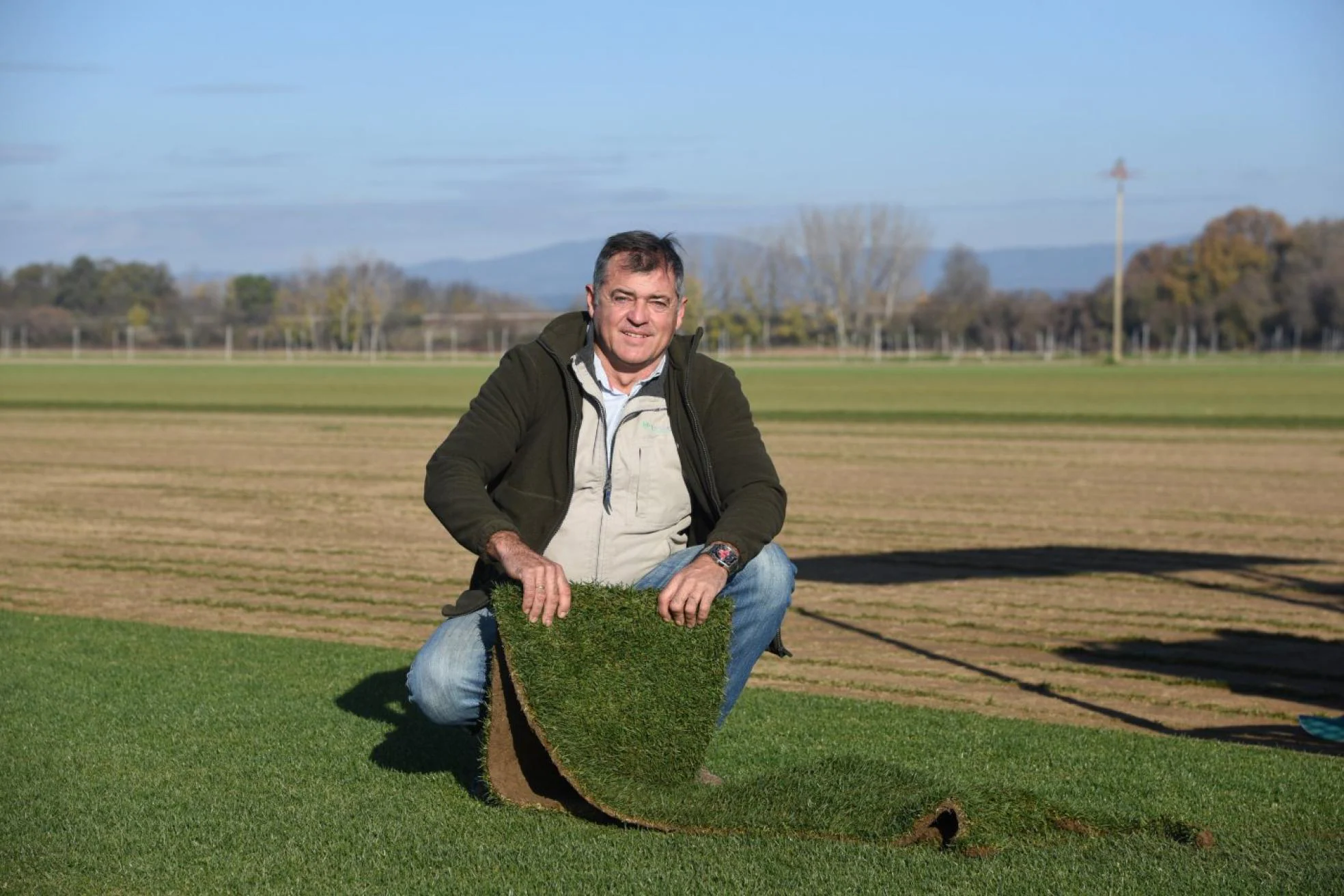 Primitivo Sánchez-Miranda, en la finca de La Bazagona donde su empresa produce césped. 