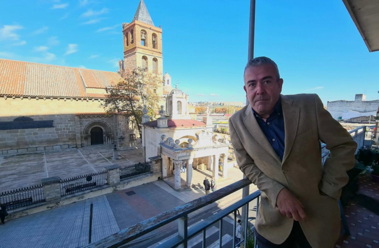 Mario Hernández, en el balcón de la casa de su infancia. 