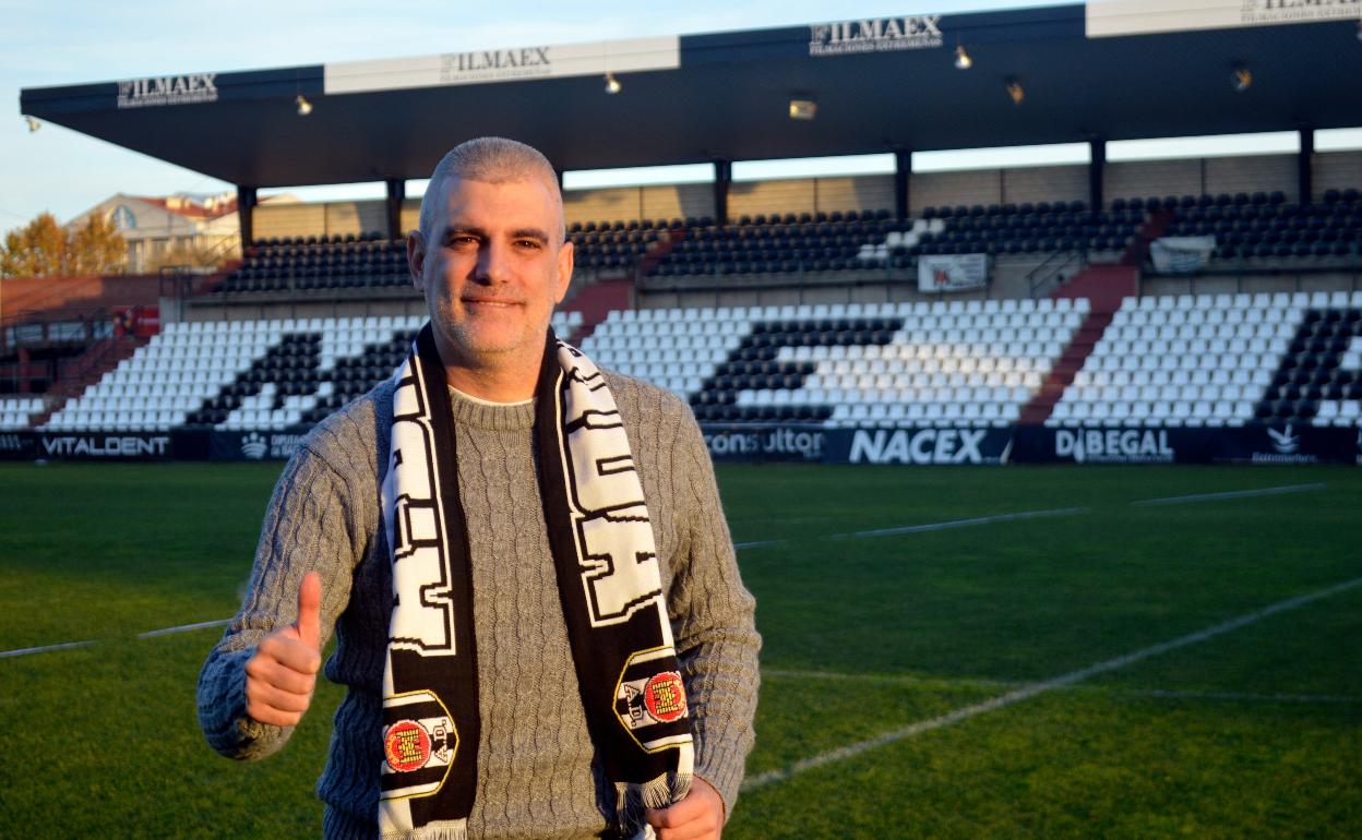 De los Mozos, con la bufanda del Mérida ayer en el Romano. 