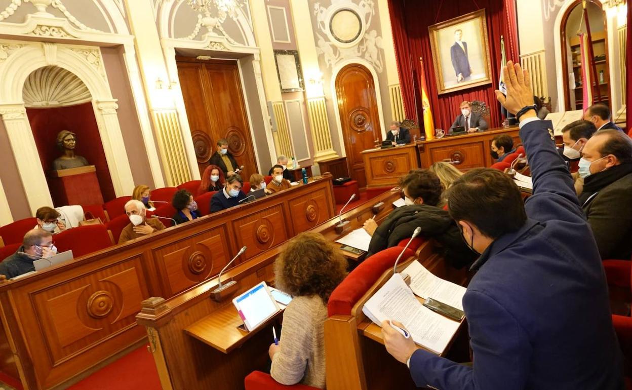 El concejal no adscrito, Alejandro Vélez, en un momento de la votación esta mañana. 