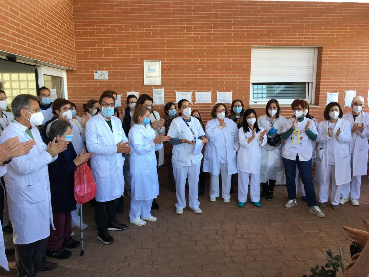 El equipo humano se concentró ayer como protesta a las puertas del centro. 