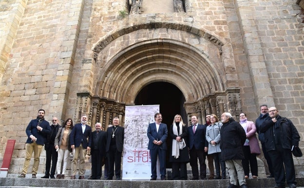 Foto de familia con el cartel de las Edades del Hombre en las escaleras de la Catedral de Santa María. 