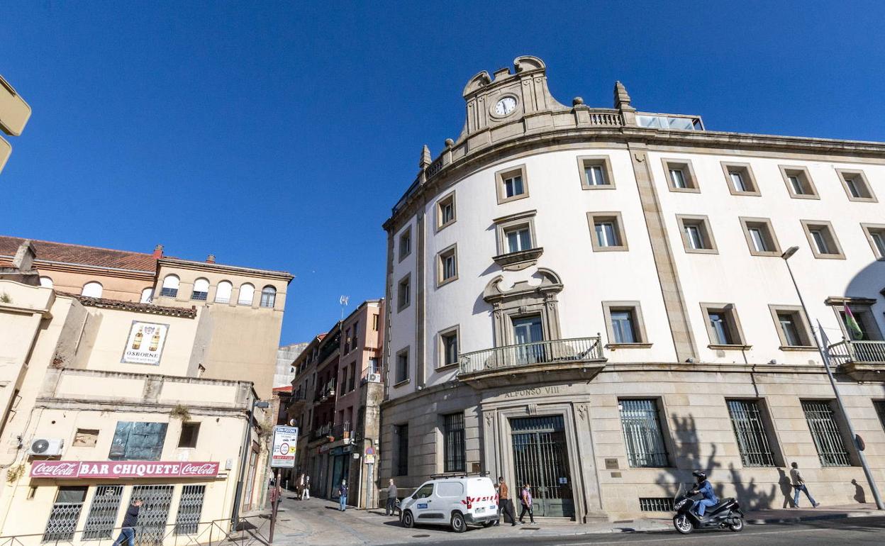 Bar Chiquete, que el Ayuntamiento quiere expropiar para liberar el tramo de muralla que hay detrás. 