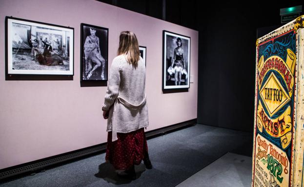 Imagen principal - Tattoo propone un viaje al singular universo del tatuaje desde una visión antropológica y analiza el resurgimiento de este fenómeno global. La exposición Tattoo. Arte bajo la piel se podrá visitar en CaixaForum Madrid hasta el 17 de abril de 2022.