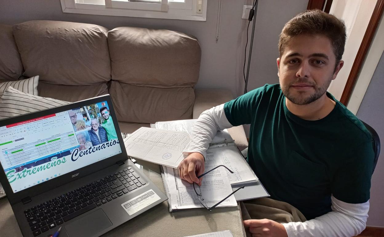 Daniel Germán Delgado con los apuntes y su web sobre 