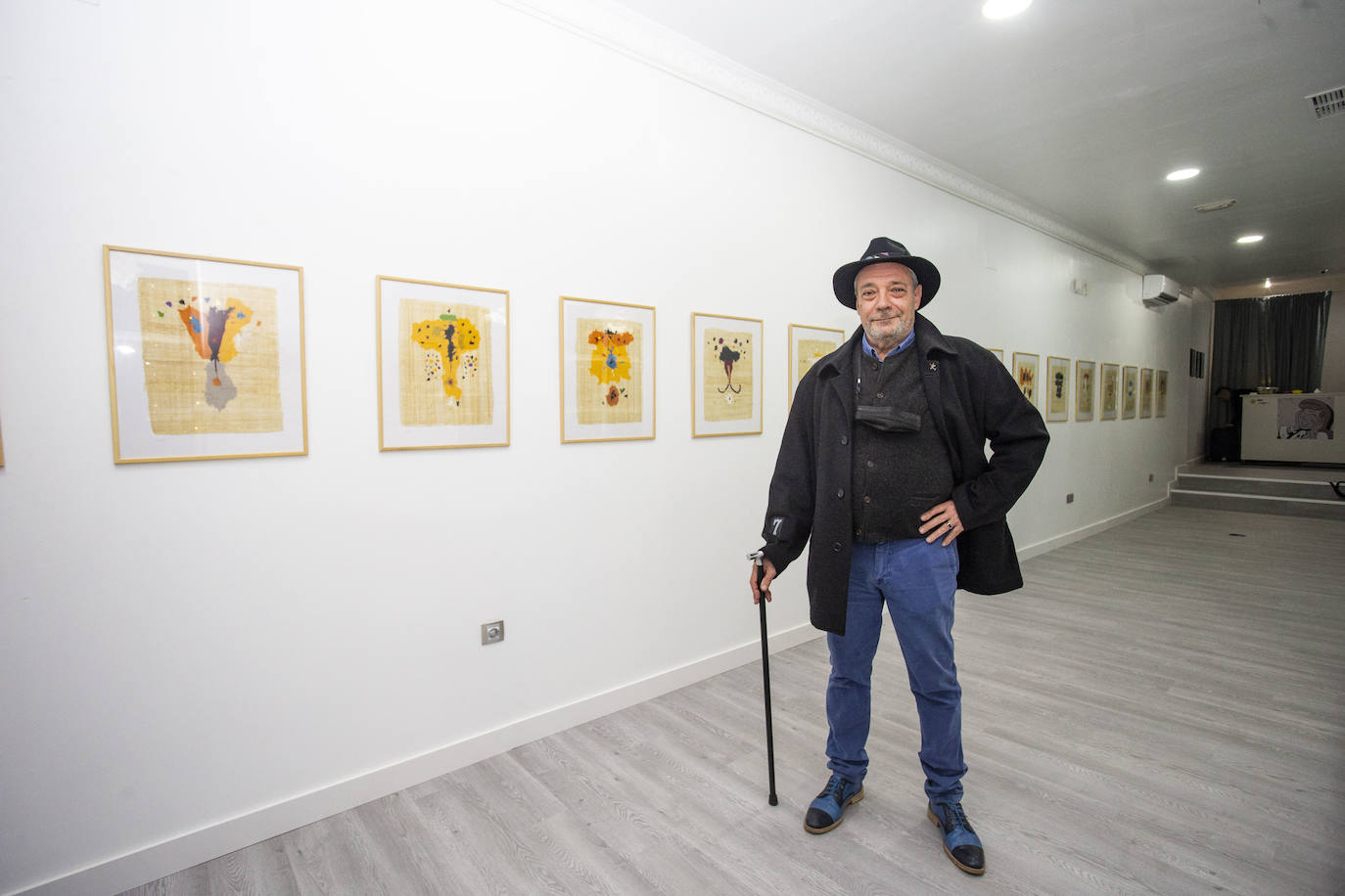 El pintor Hilario Bravo expone en la sala Belleartes su nueva exposición 'Los papiros de Nut'.