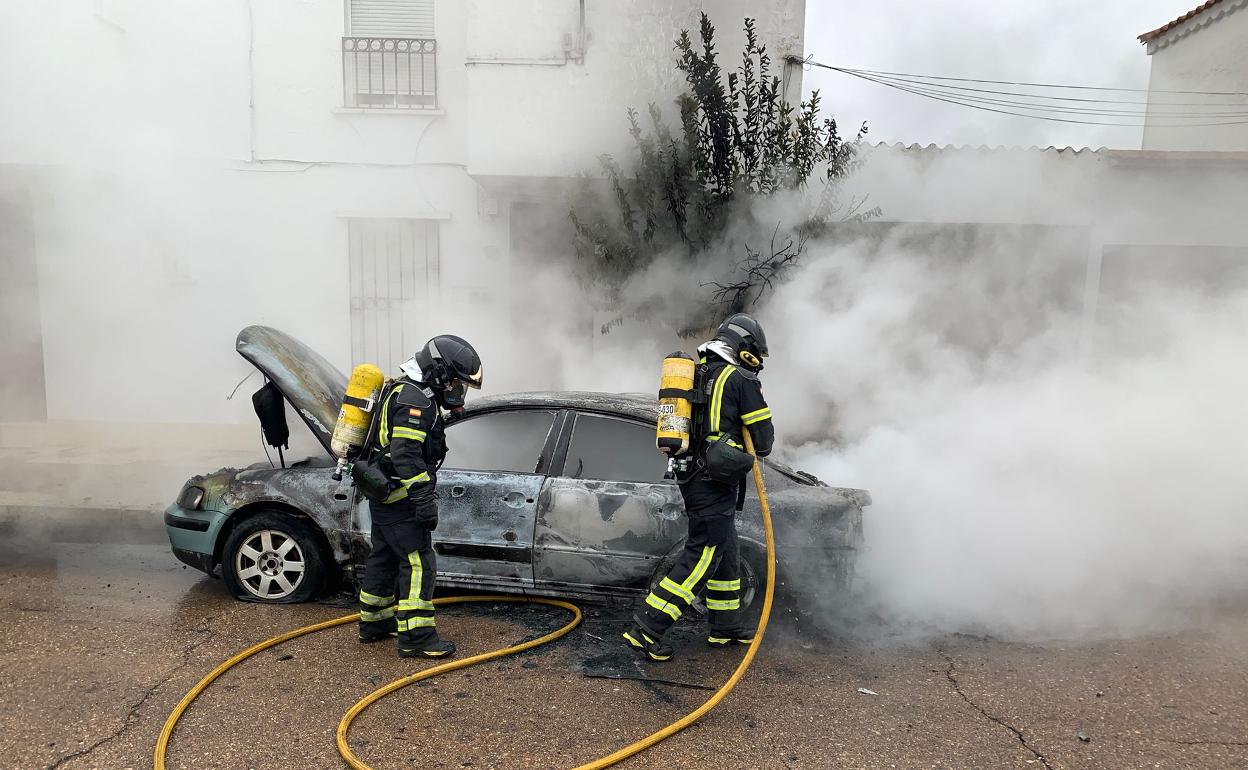 Los bomberos han evitado que el fuego se propagara a otro vehículo próximo. 