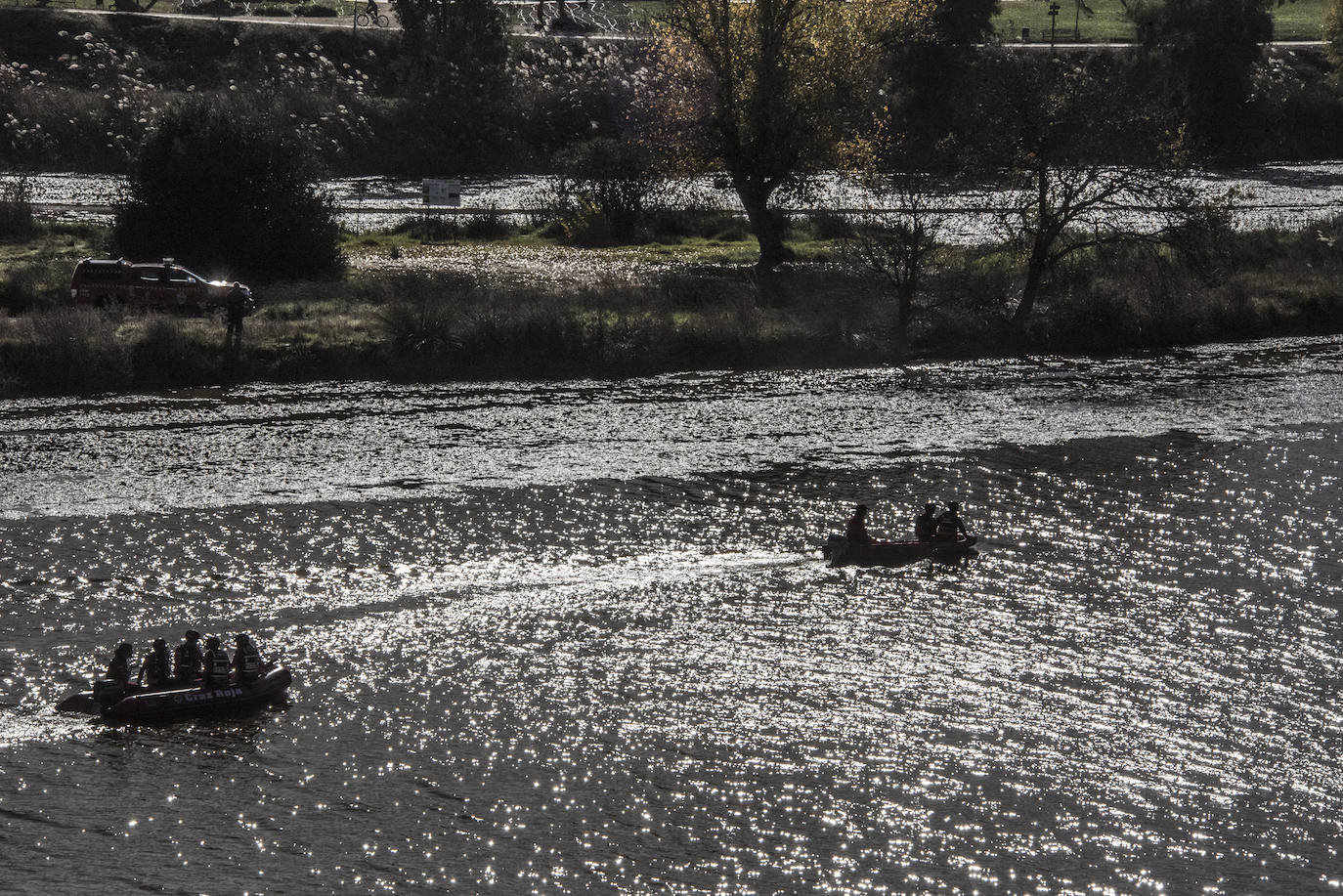 Fotos: La búsqueda de Pablo Sierra se amplía a todo el tramo urbano del Guadiana a su paso por Badajoz