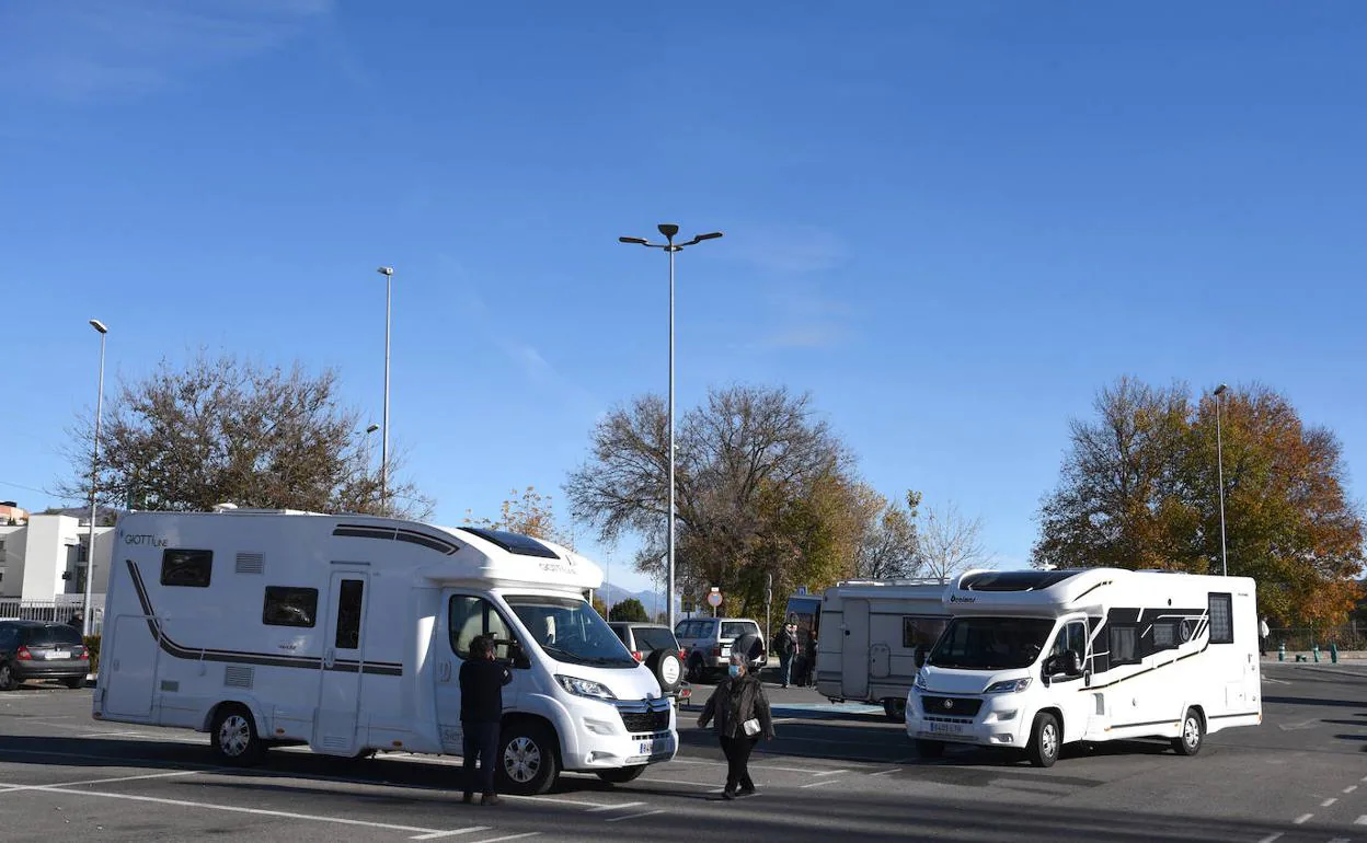 Estacionamiento junto al puente Nuevo, donde el domingo por la noche había unas 50 autocaravanas. 