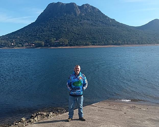  José Luis posa días después en la rampa desde la que accedió al embalse con su embarcación para rescatar a su amigo. 