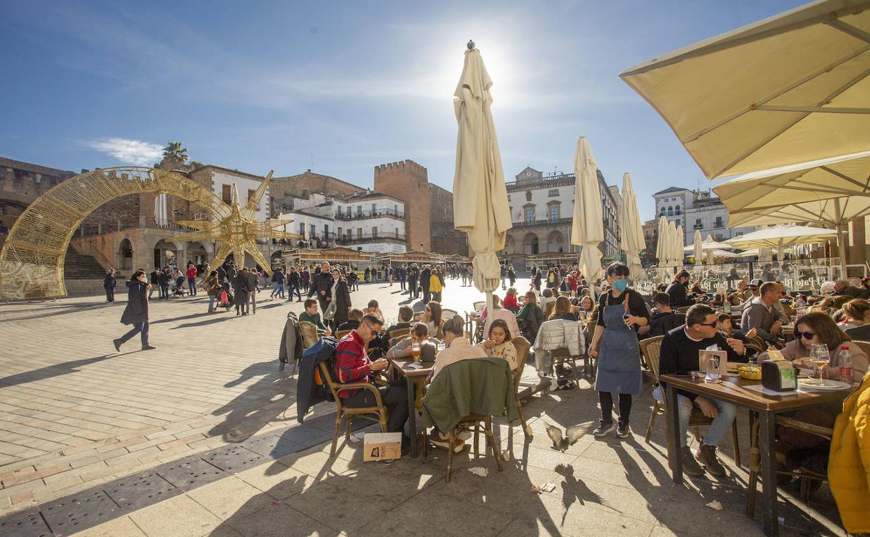 Turistas y cacereños durante este puente en Cáceres.