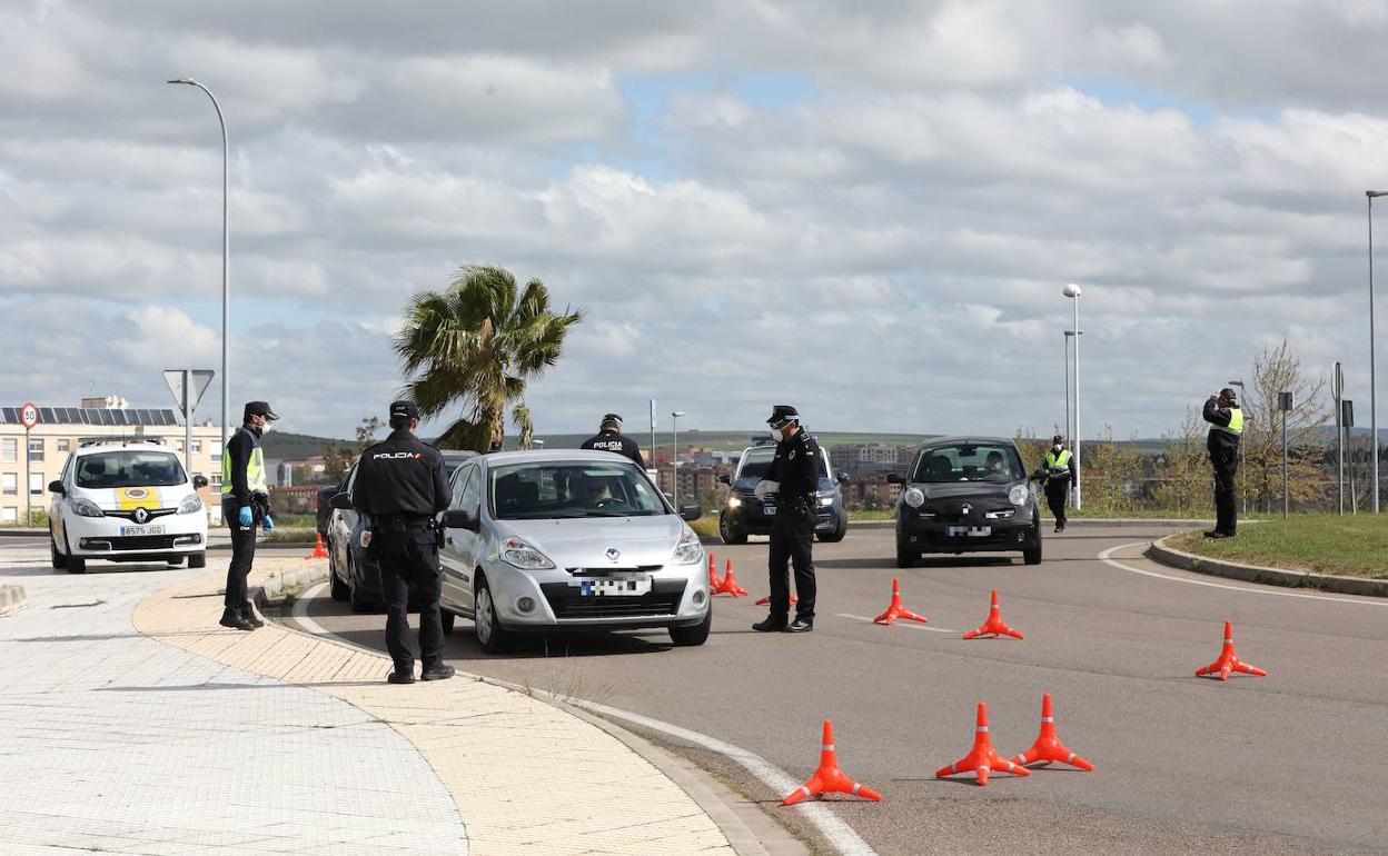 Vehículos parados en un control de la Policía Local de Mérida durante el confinamiento. 