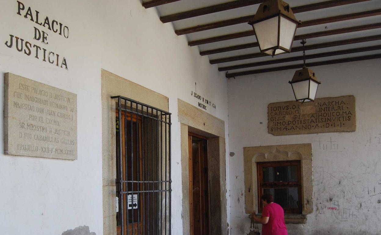 La entrada a uno de los juzgados de Trujillo