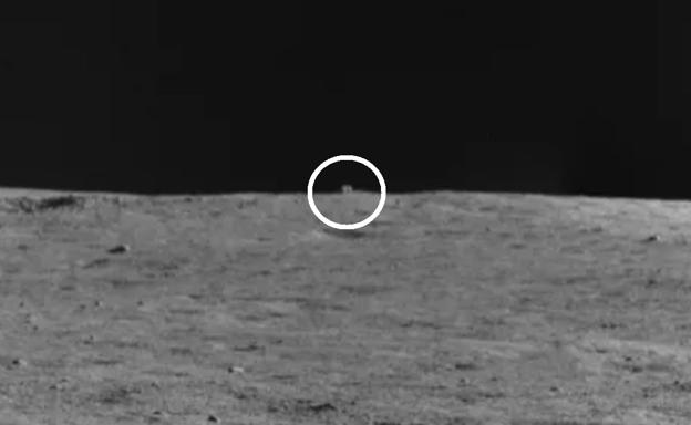 La «cabaña misteriosa» destaca en el horizonte lunar, a unos 80 metros del Yutu-2. 