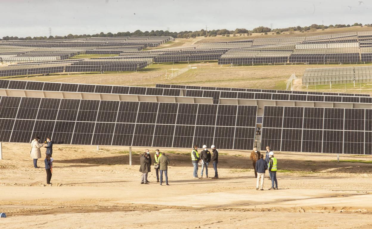 Cáceres espera ingresar 17 millones en 35 años por el parque solar de la N-630