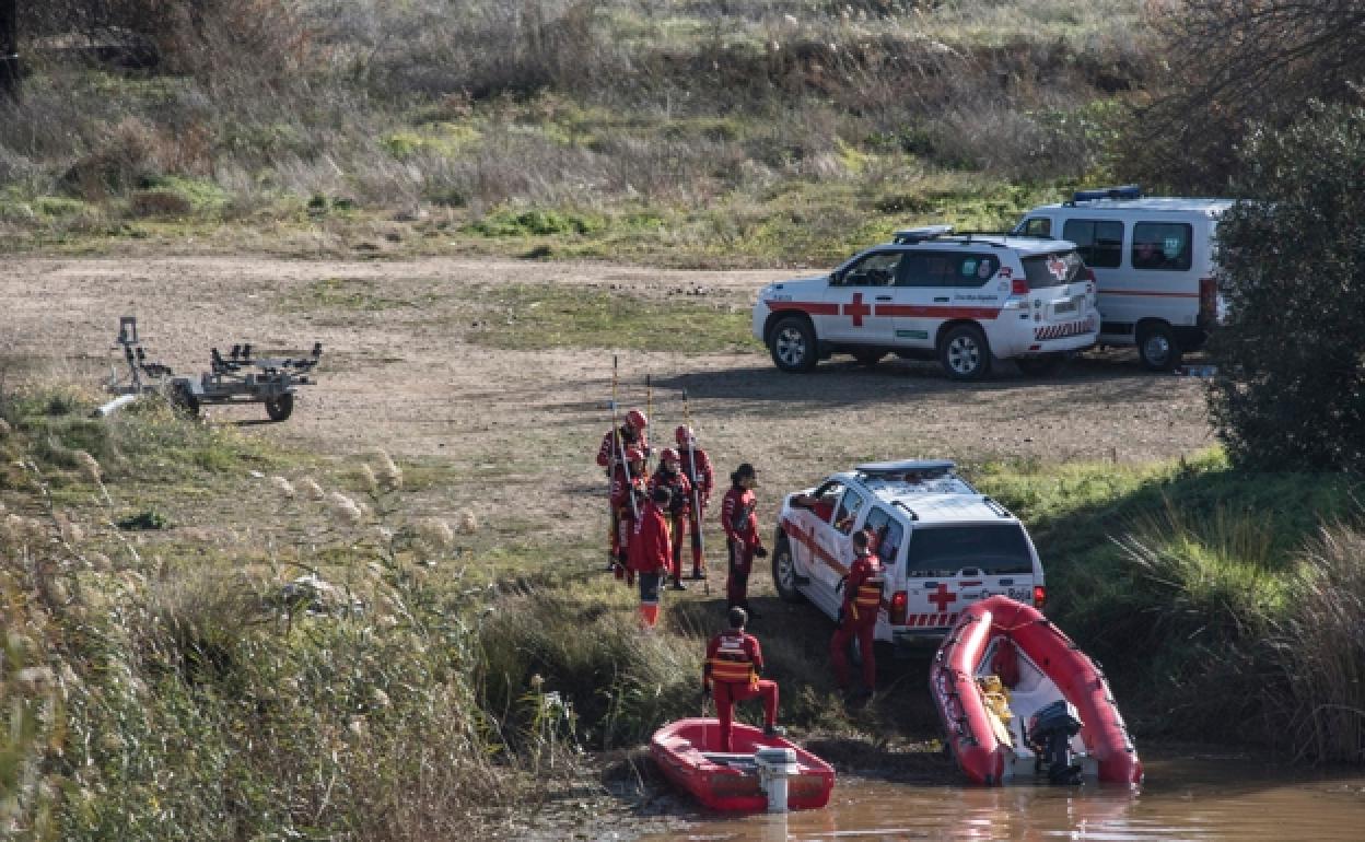 Efectivos de Cruz Roja buscan a Pablo en el Río Guadiana