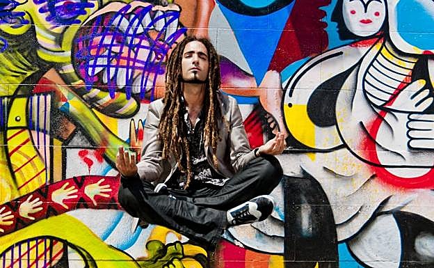 Dann Hoyos, 'levitando' con sus rastas. 
