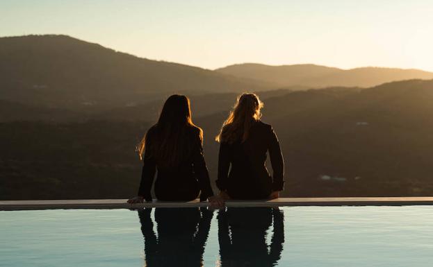 Dos mujeres sobre la piscina, cuya zona abarca 553 metros cuadrados. 