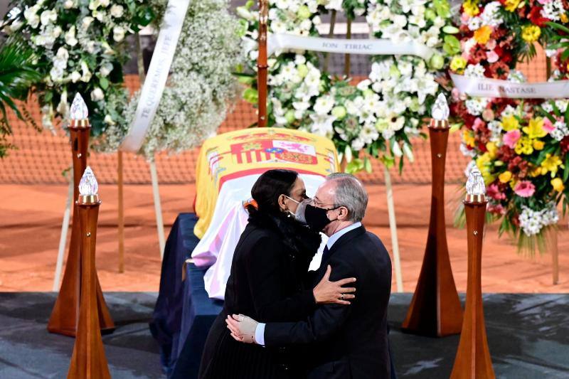 Florentino Pérez, presidente del Real Madrid, muestra sus condolencias a Claudia Inés Rodríguez viuda de Santana.