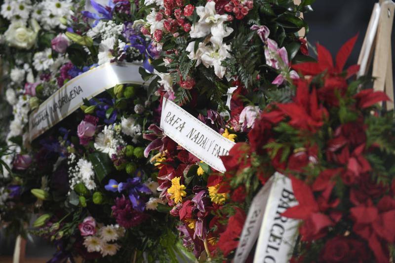 La corona de flores de Rafa Nadal y su familia no podían faltar junto al ataúd del tenista que marcó el camino del éxito en España.