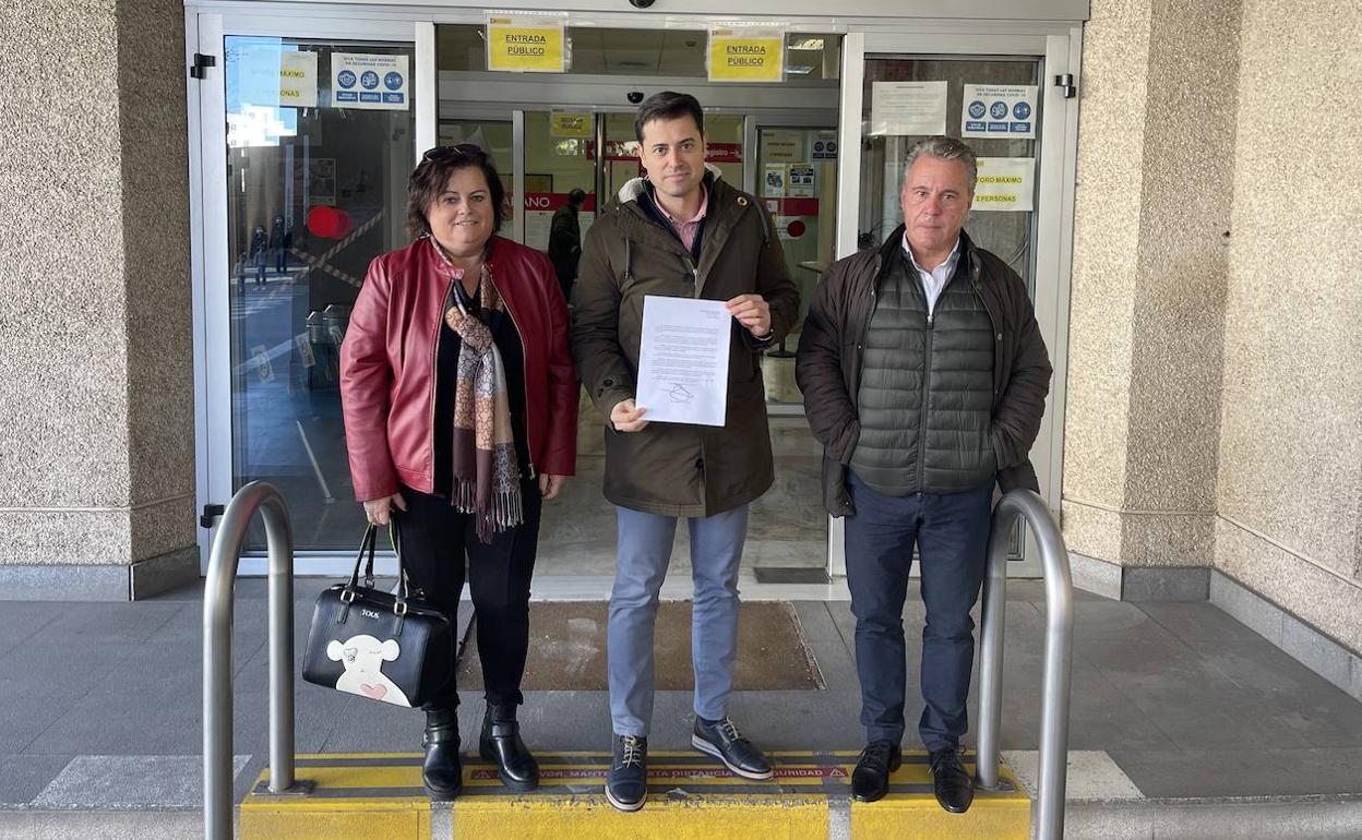 Alejandro Vélez (centro) con los alcaldes pedáneos Petra Samino (Gévora) y Francisco José Elías (Valdebótoa).